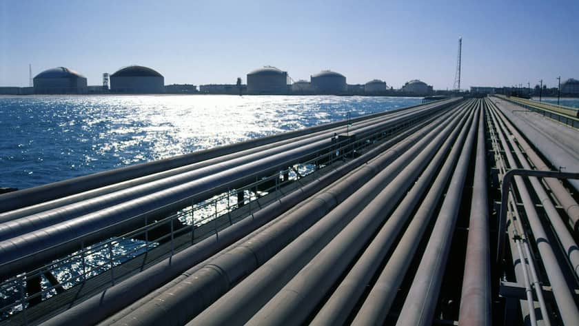 Saudi-arabische Pipelines, die zu einem Öl-Verladeterminal für Supertanker führen.