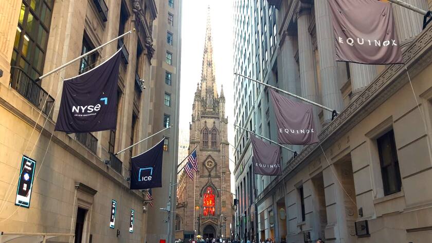 Ausschnitt der Wall Street und der sich in unmittelbarer Nähe befindlichen Trinity Church in New York.