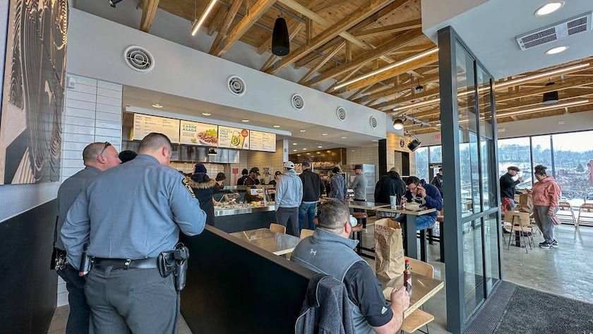 Gäste in einer neu eröffneten Filiale von Chipotle Mexican Grill in der Nähe von Pittsburgh, USA, im Januar 2024.