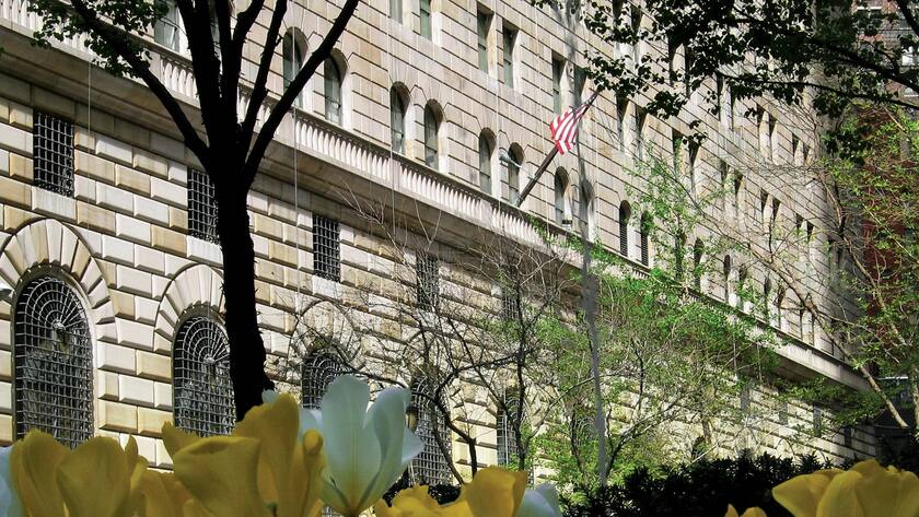 Am Sitz der New York Fed in Manhattan.