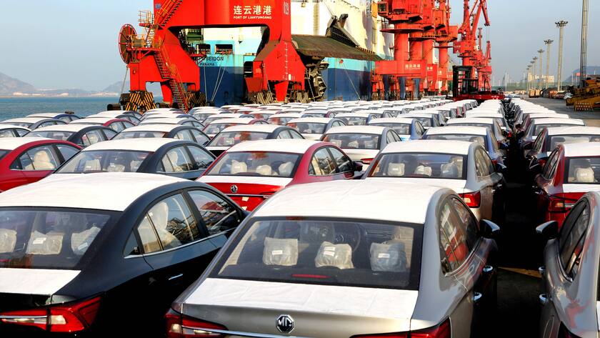 Im Hafen von Lianyungang werden fabrikneue Autos verschifft.