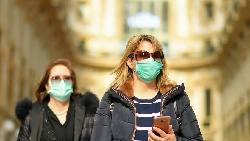 Coronafälle in Italien haben die Märkte geschockt: Shopperinnen in Mailand mit Mundschutz.