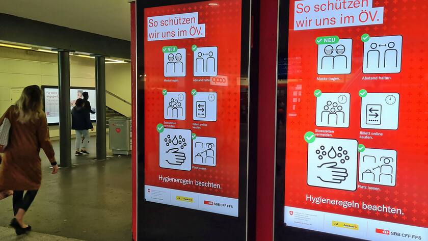 Das Bundesamt für Gesundheit weist am Bahnhof Winterthur auf Regeln im Umgang mit der Pandemie hin.