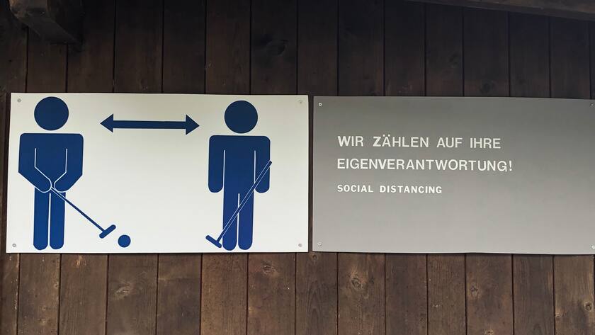 Social-Distancing-Hinweisschild bei der Minigolf-Anlage Bödelibad Interlaken BE.