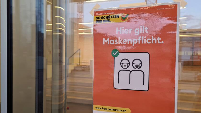 Maskenpflicht am Arbeitsplatz: Hinweis an einem Zürcher Bürogebäude.