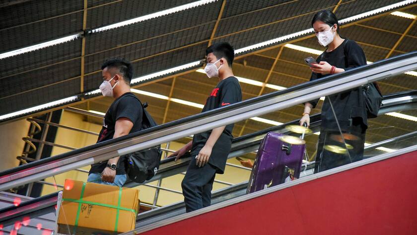 Angst vor dem Coronavirus: Passagiere am Flughafen Don Mueang in Bangkok tragen Schutzmasken.
