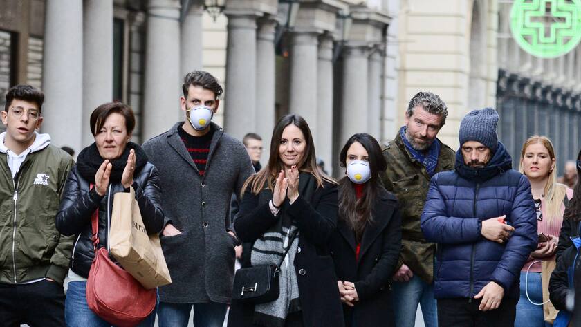 In der norditalienischen Metropole Turin tragen Menschen Atemmasken.