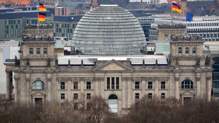 Südfassade des Berliner Reichstagsgebäudes, wo der deutsche Bundestag seine Sitzungen abhält.