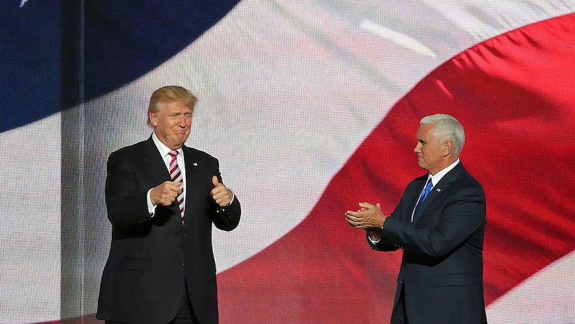US-Präsident Donald Trump wird auf einer Bühne von Vizepräsident Mike Pence beklatscht.