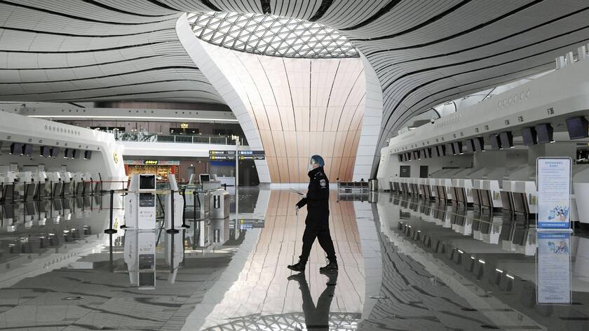 Fast leer: Am neuen Pekinger Flughafen Daxing sind kaum Menschen zu sehen.