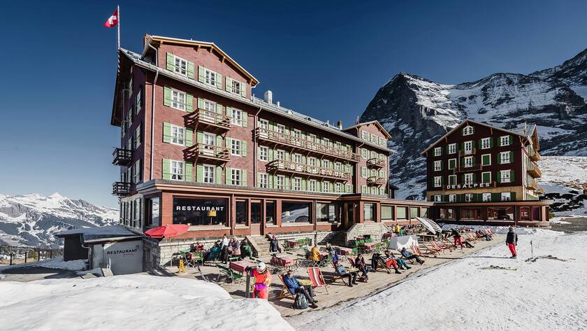 Die kleine Scheidegg mit den Hotels Bellevue und Des Alpes, im Hintergrund die Eigernordwand.