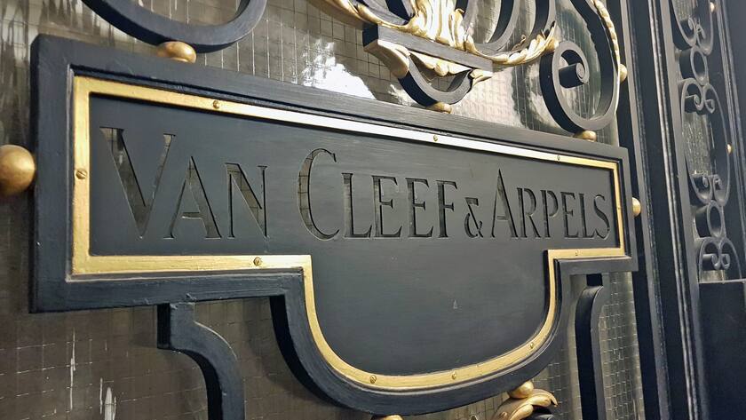 Schriftzug der Schmuckmarke von Van Cleef and Arpels in Paris - Die Marke gehört Richemont.