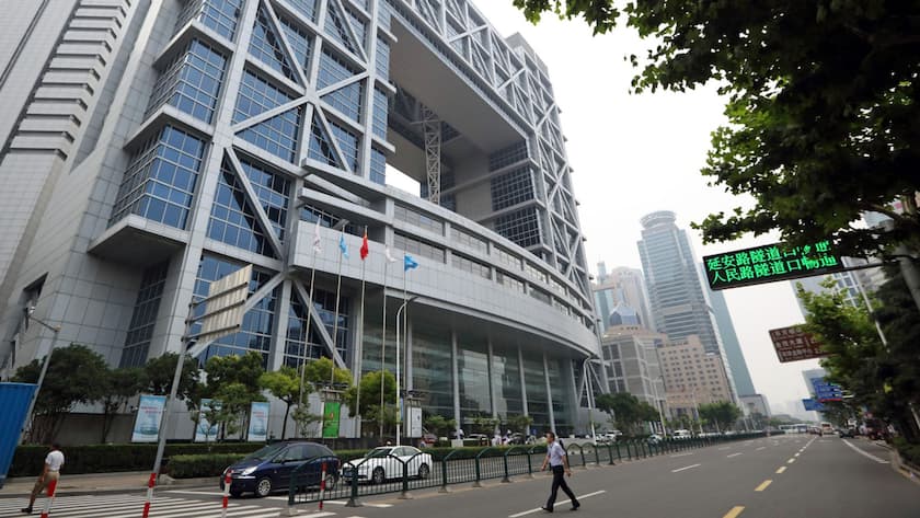 Fussgänger vor dem Gebäude der Schanghaier Börse.