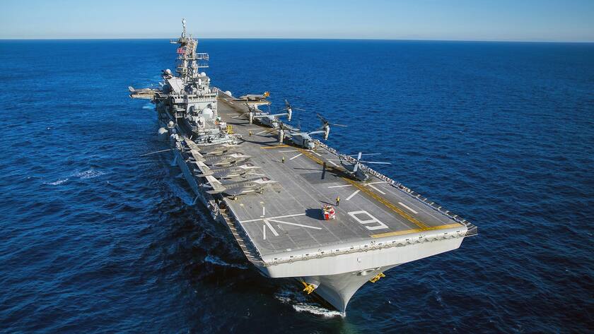 Bekanntes Bild bei Konflikten: Ein US-Flugzeugträger durchflügt das Meer.