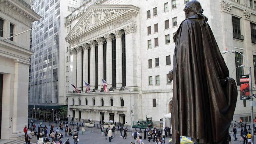 Strassenszene vor der New Yorker Federal Hall, mit der Börse an der Wall Street im Hintergrund.