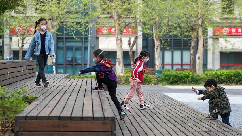 Spielende Kinder in Wuhan am 1. April: In die chinesische Stadt kehrt langsam etwas Alltag zurück.