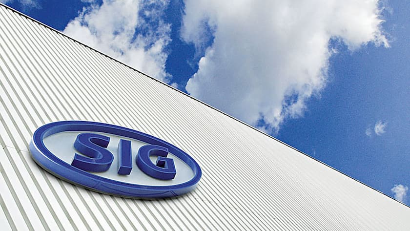 Schriftzug von SIG Combibloc an einem Fabrikationsgebäude.