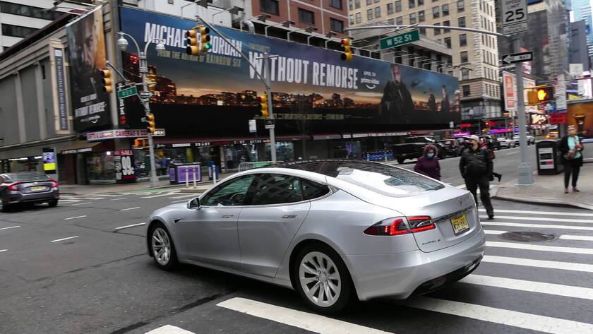 Ein Fahrer mit dem Tesla Model Y bei der Überquerung einer Kreuzung in New York.