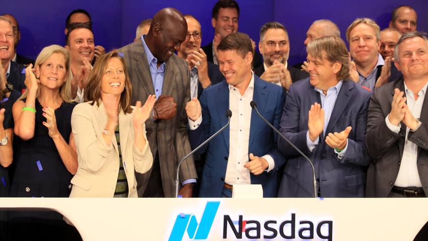 CEO Carsten Koerl (mitte) am Tag des Sportradar-IPO an der Nasdaq. Links daneben Ex-Basketballstar und Sportradar-Investor Michael Jordan.