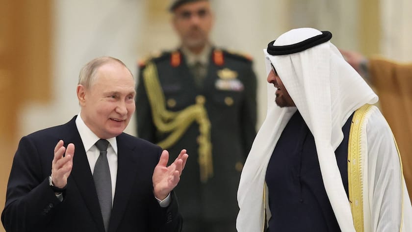 Der russische Präsident Vladimir Putin wird am 6. Dezember 2023 von Abdullah bin Zayed Al Nahyan, Präsident der Vereinigten Arabischen Emirate, in Abu Dhabi begrüsst.