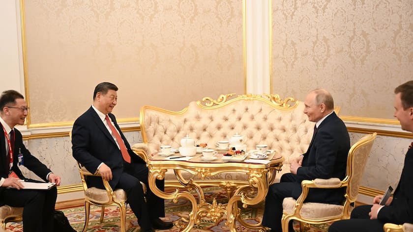 Der chinesische Präsident Xi Jinping und der russische Präsident Wladimir Putin unterhalten sich bei einem Tee im Präsidialamt des Kremls in Moskau (8. Mai 2025).
