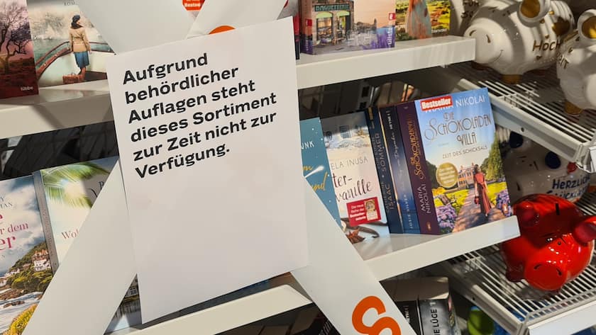 Die Schliessung von Geschäften führt dazu, dass Supermärkte einzelne Regale absperren.