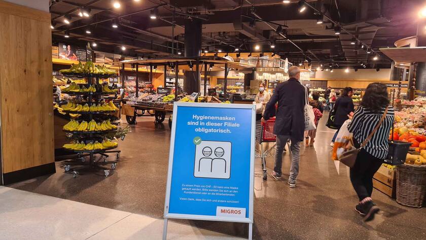 Maskenpflicht in Läden: Migros weist in Winterthur auf die Regeln hin.