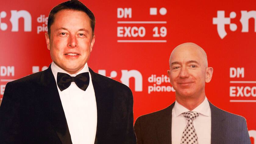 Tesla-Chef Elon Musk (links) und Amazon-Gründer Jeff Bezos als Papp-Aufsteller auf der Fachmesse für digitales Marketing und Werbung dmexco 2019 in Köln.