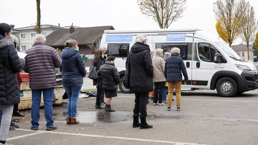 Warteschlange vor einem Impfbus in Sarnen, Kanton Obwalden.