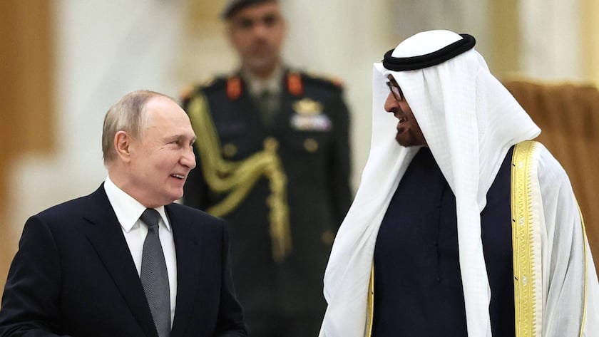 Der russische Präsident Vladimir Putin wird am 6. Dezember 2023 von Abdullah bin Zayed Al Nahyan, Präsident der Vereinigten Arabischen Emirate, in Abu Dhabi begrüsst.