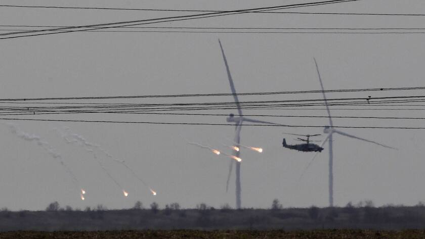 Ein russischer Kampfhubschrauber Ka-52 Alligator fliegt in Armyansk im nördlichen Teil der Krim, Russland.