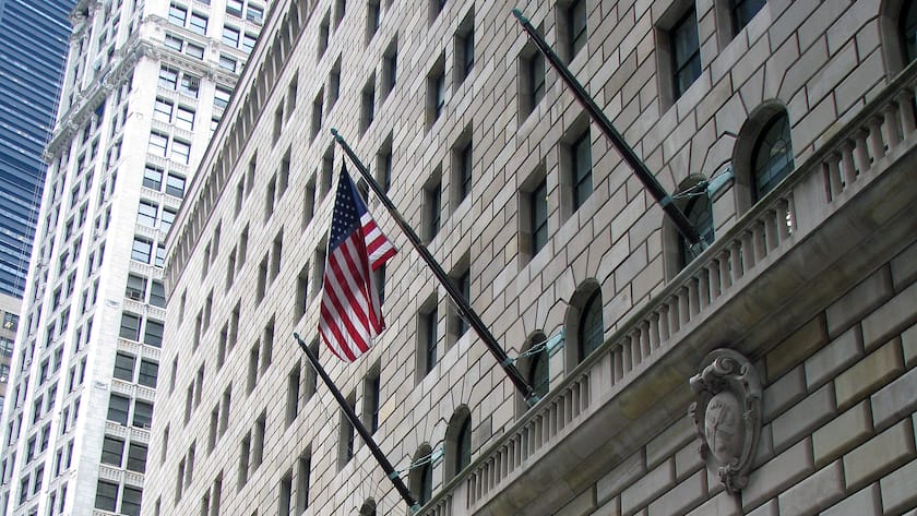 US-Sternenbanner am Gebäude der Federal Reserve Bank of New York in Manhattan.