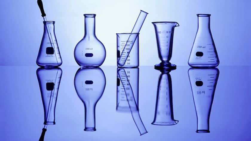 Glaswaren für die Arbeiten in einem Forschungslabor.