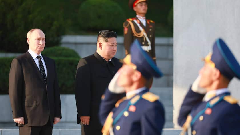 Der russische Präsident Vladimir Putin und der nordkoreanische Präsident Kim Jong-un vor einem Denkmal in Pjöngjang, Nordkorea (2024).