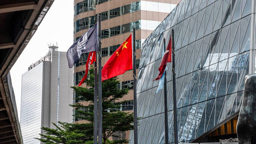 Chinesische und andere Flaggen vor der Börse in Hongkong.