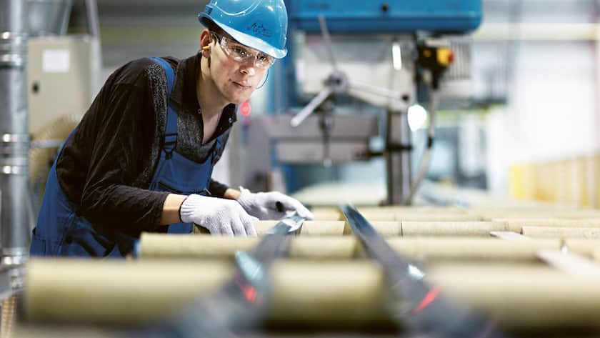 Mitarbeiter bei der Matrizenbildung.