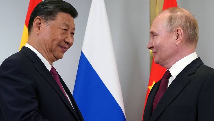 Autokraten unter sich: Chinas Präsident Xi Jinping und Russlands Machthaber Wladimir Putin bei einem Treffen in Astana, Kasachstan.