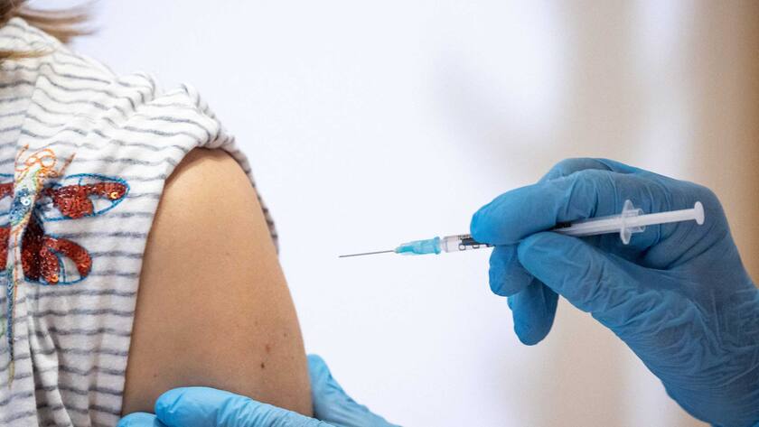 Eine Frau wird gegen das Coronavirus geimpft.