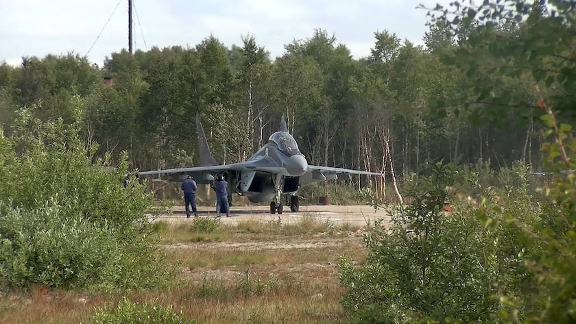 Ein russischer MiG-29 Kampfjet kurz vor einer Übung in der Arktis (2023).