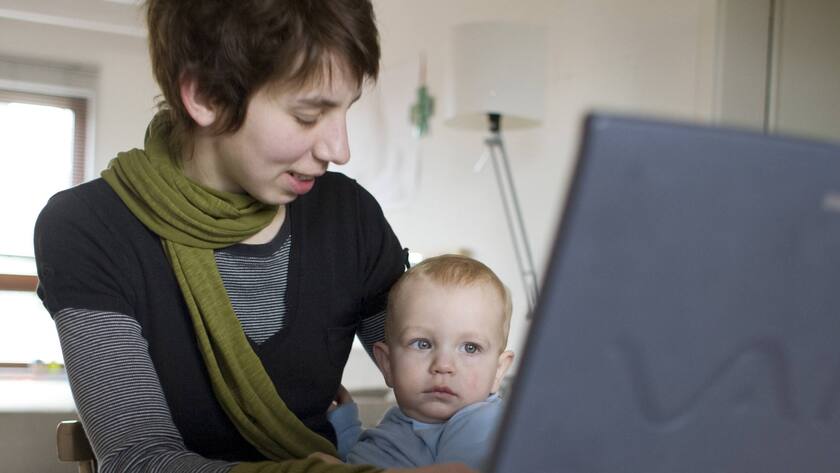 Mutter mit Kind am Laptop.