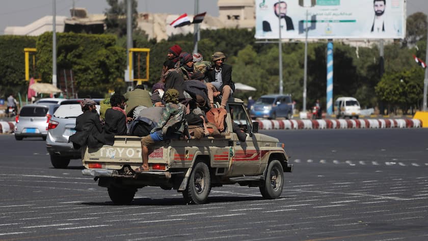Huthi-Rebellen auf einem Militärfahrzeug im Jemen (Dezember 2023)