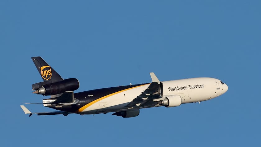 Eine UPS MD-11 startet am Donnerstag, dem 6. November 2025, von ihrem World Port-Standort am Louisville Muhammad Ali International Airport in Louisville, Kentucky. Es handelt sich um dasselbe Flugzeugmodell, das nach dem Start abgestürzt ist.