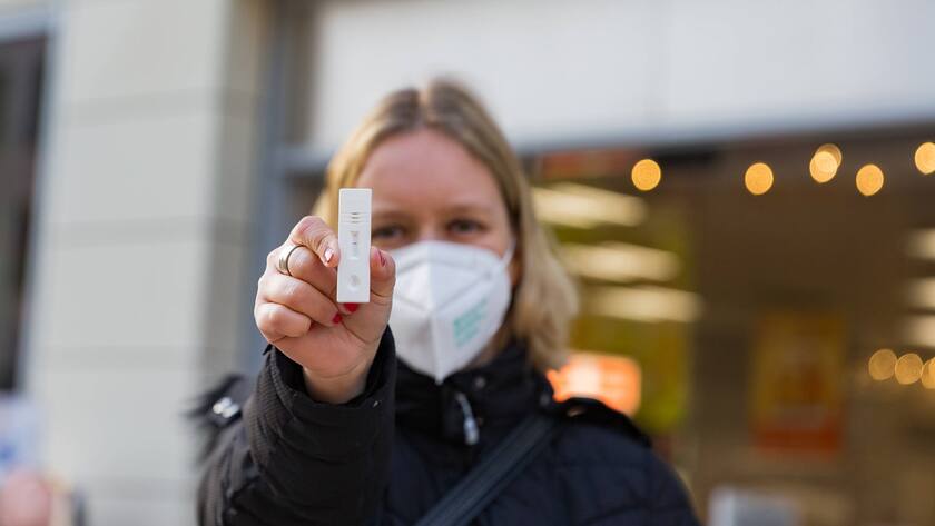 Ein Selbsttest für zuhause: Die Schweiz will jede Einwohnerin und jeden Einwohner mit fünf Kits ausrüsten.