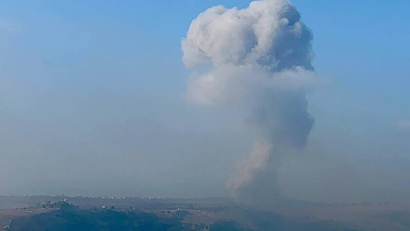 Eine Rauchwolke steigt im Libanon nach einem Luftangriff hoch.
