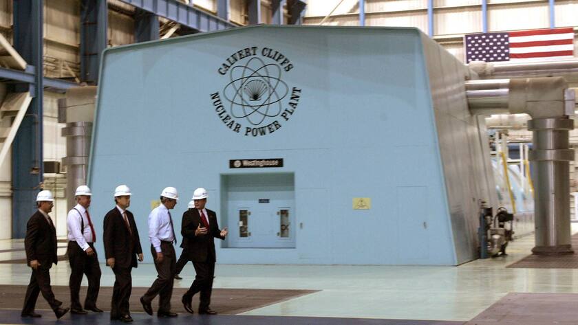 Präsident George W. Bush (USA) und Mike Wallace (USA/President Constellation Generation Group) anlässlich einer Werksbesichtigung der - Calvert Cliffs Nuclear Power Plant in Lusby - Maryland