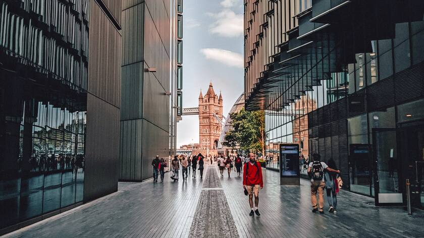 Blick durch das Londoner Geschäftsviertel in Southwark auf die Tower Bridge.