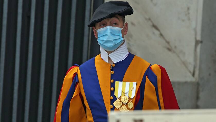 Mitglied der Schweizer Garde im Vatikan trägt Atemschutzmaske im Mai 2020.