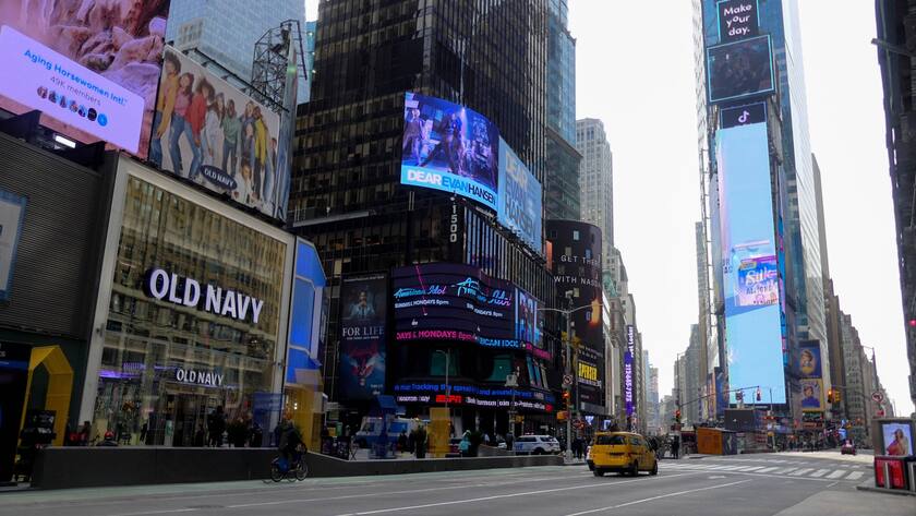 Die Welt fährt herunter: Der fast menschenleere Times Square in New York