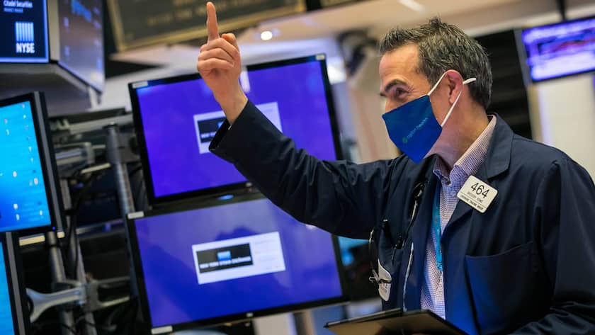 Händler mit Schutzmaske auf dem Börsenparkett der New Yorker Stock Exchange.