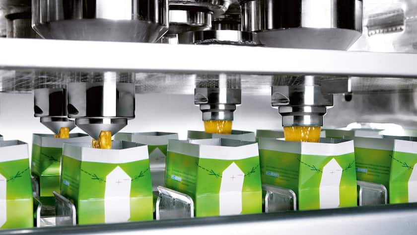 Flüssige Nahrung wird in Verpackungen abgefüllt.